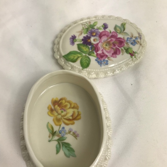 Hand Painted Vintage Porcelain Trinket Box - Picture 4 of 5